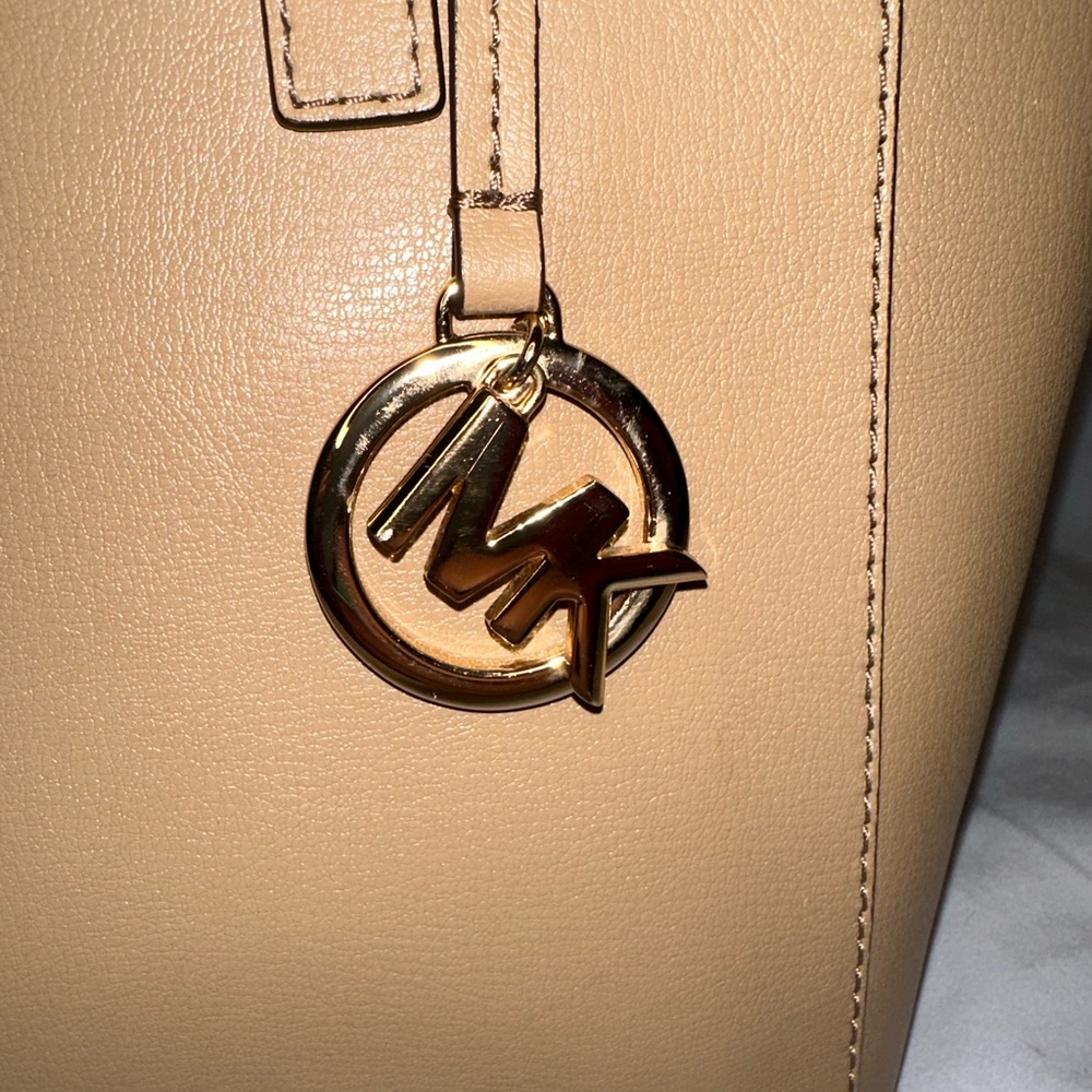 Micheal Kors- latch lock tote in acron - Picture 5 of 7